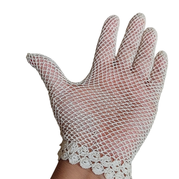 Vintage Ivory Cream Victorian Crochet Lacey Mesh Wrist Length Feminine Gloves - Picture 5 of 16